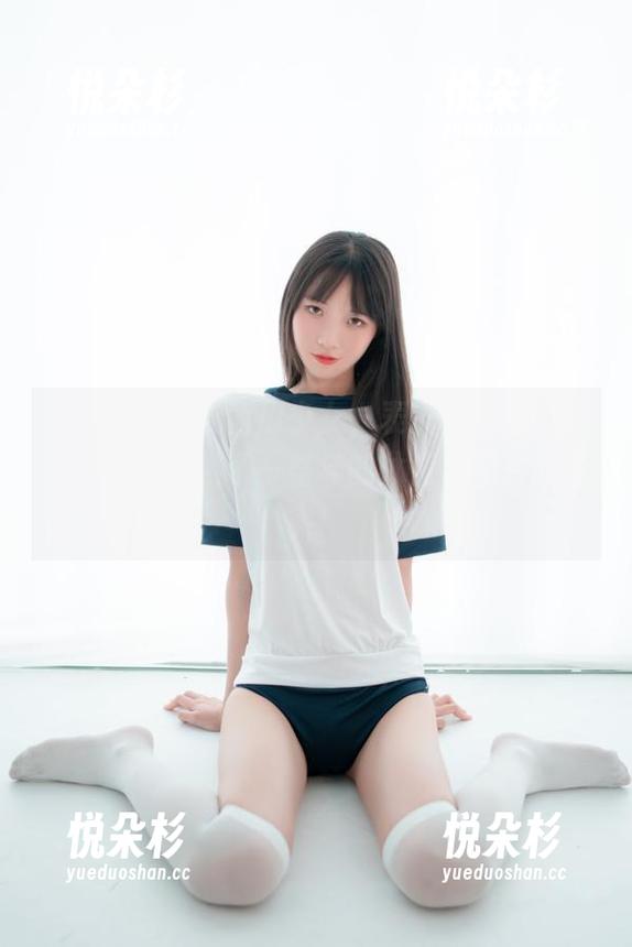 短袖无外套的西瓜少女，表现得就像白云森林为她提供了一整年的休假，照片超真实！