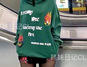 微密圈 – 陈佩奇在牛仔短裤里秀腿，等你来免费下载！