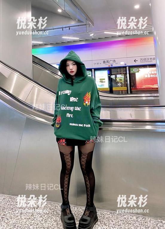微密圈 - 陈佩奇在牛仔短裤里秀腿，等你来免费下载！