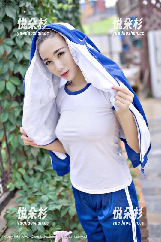 青豆客 - 驾驭黑色的雪Baby，定制写真让我以上帝视角观察她！