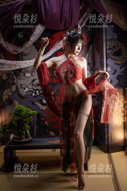 黑丝自拍？香草喵露露的高清写真集，可能让我想多了…