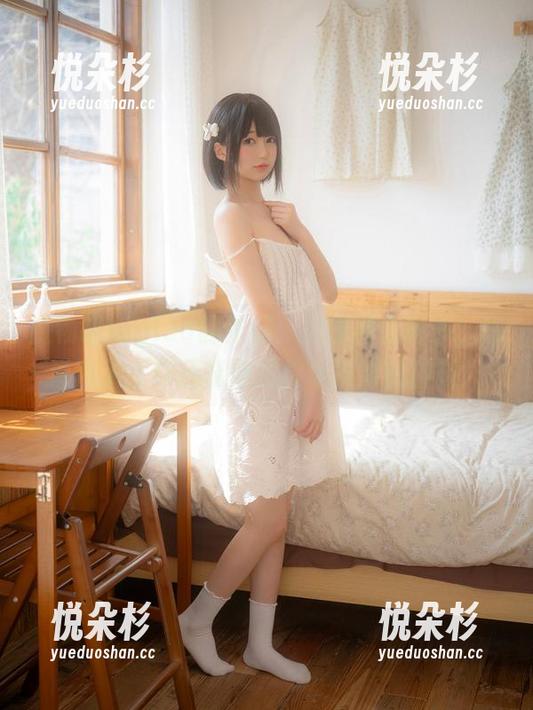 魔物喵nigisa的作品：超清那位秘书，听说除了工作还能做操控冰淇淋的神技！