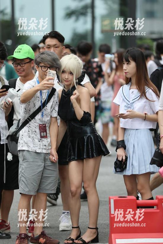 魔镜街拍 - 曼曼最新傲娇气息，原图温柔点评现场直击