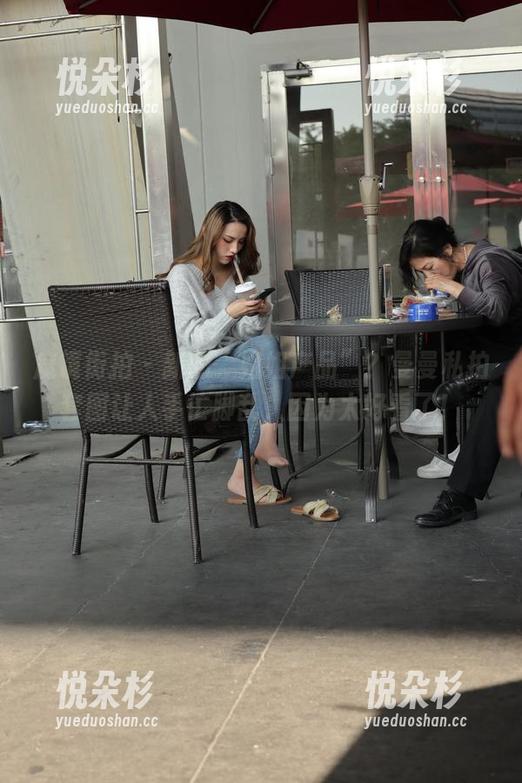 魔镜街拍 - 新的“姐姐产品”？曼曼私拍套图让人手忙脚乱，因为太好看了！