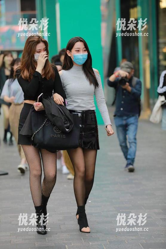 魔镜街拍 - 让我来分享艾小青那套旗袍在街上的图片，风韵犹存，俨然一位穿越时空的女神。