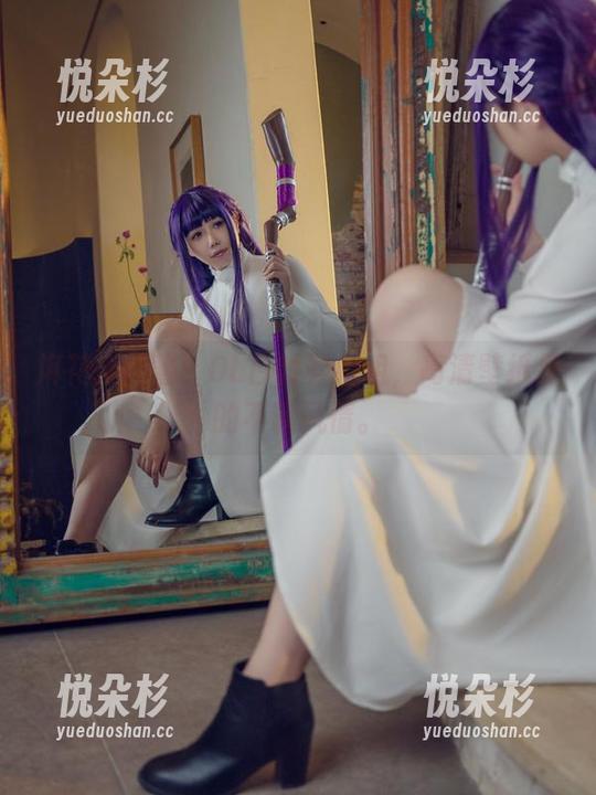 麻花麻花酱：OL白衬衫姐姐，高清壁纸里的不羁风情。